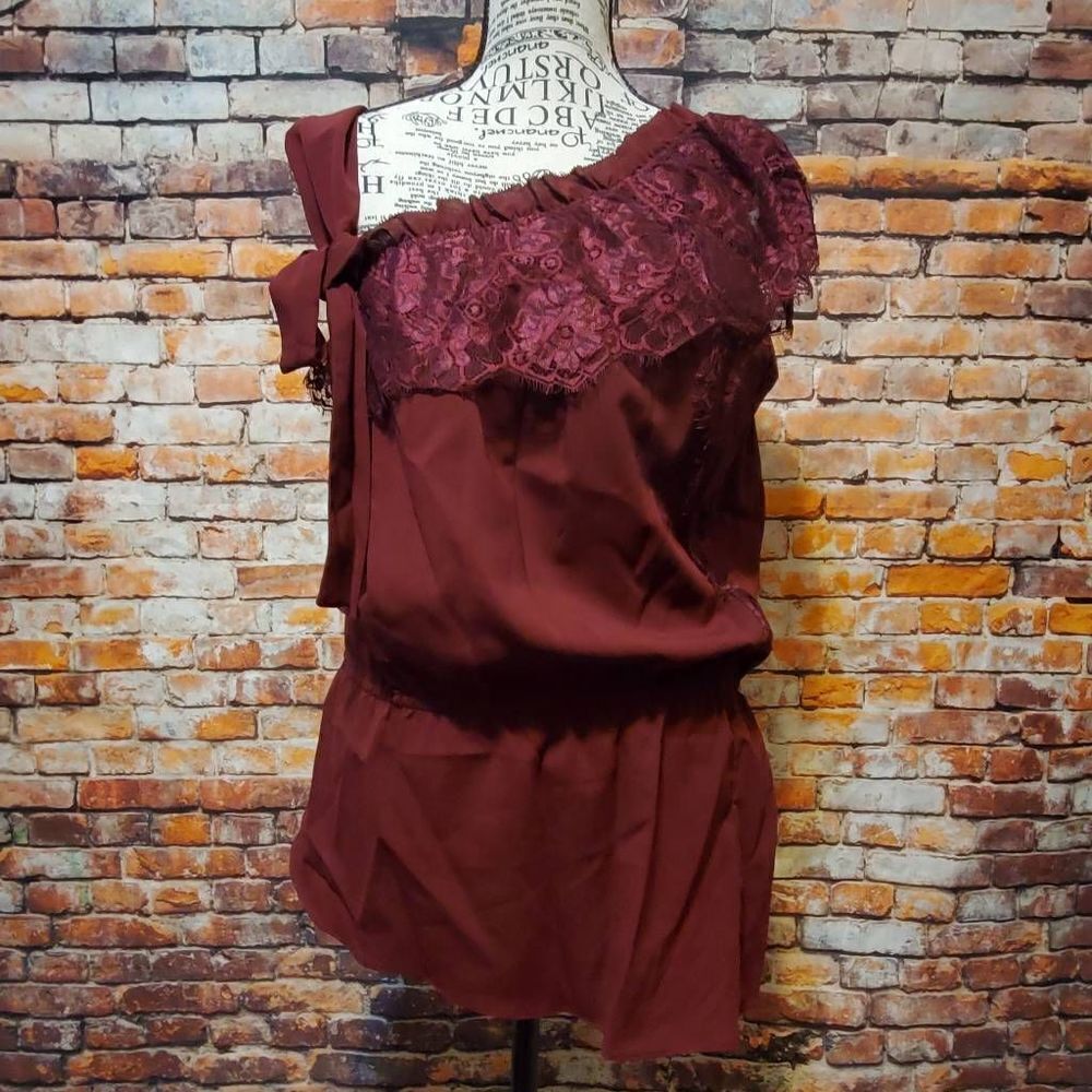 Robbi & Nikki asymmetrical one shoulder maroon lace top M
